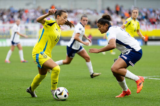 Rusul Rosa Kafaji of Sweden and Jessica Carter of England