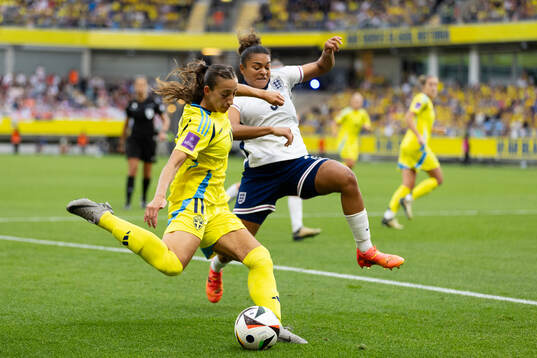 Rusul Rosa Kafaji of Sweden and Jessica Carter of England