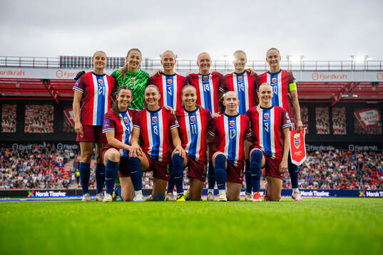 The starting eleven of Norway pose for a team photo