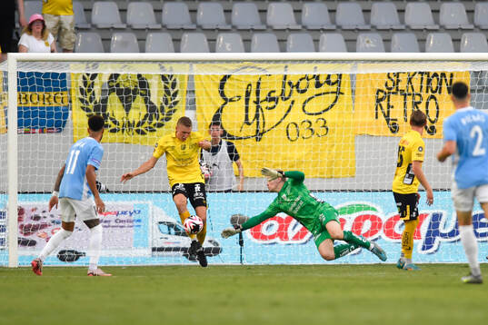 Sebastian Holmen and goalkeeper Isak Pettersson of Elfsborg