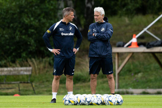 AIKs tränare Mikkjal Thomassen och assisterande tränare