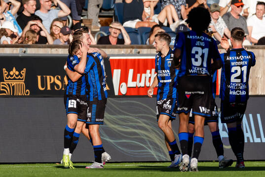 Sirius spelare jublar efter 2-0