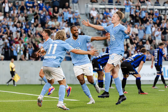 Malmö FFs Sebastian Nanasi , Isaac Kiese Thelin och Nils Zätterström jublar efter 3-4