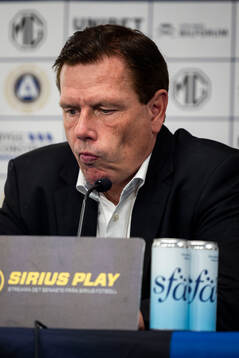 Sirius tränare Christer Mattiasson vid en presskonferens