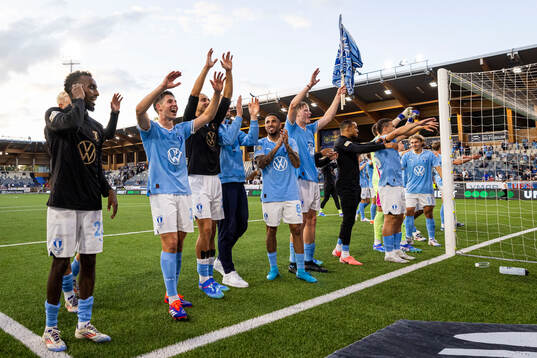 Malmö FFs spelarna tackar publiken