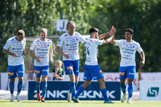 Värnamos Freddy Winsth , Freddy Winsth , Hampus Näsström , Emin Grozdanic och Mohammad Alsalkhadi jublar efter reduceringen 1-2