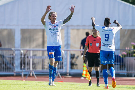 Värnamos Hampus Näsström och Johnbosco Samuel Kalu jublar