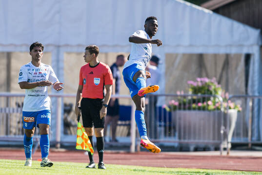 Värnamos Johnbosco Samuel Kalu jublar efter 2-2