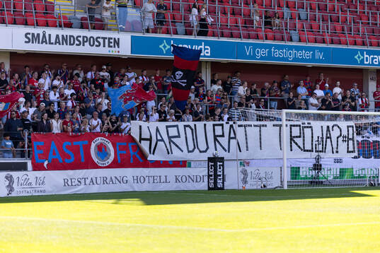 Östers supportrar med banderoll