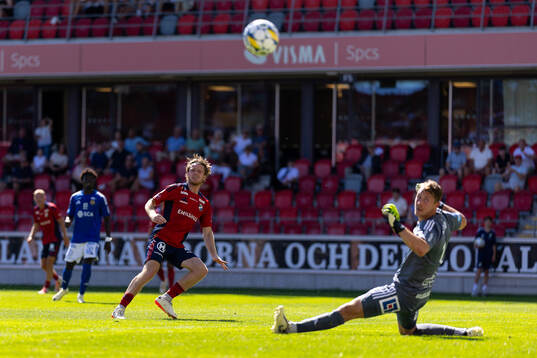 Östers Daniel Ljung och GIF Sundsvalls målvakt Jonas
