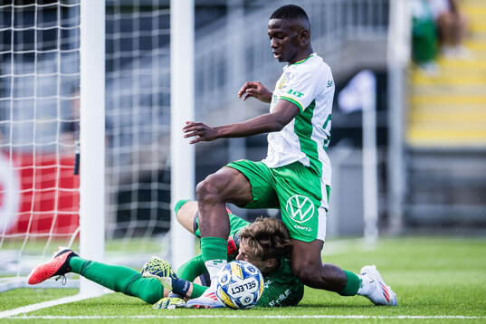 Hammarbys Bazoumana Touré och Brommapojkarnas målvakt