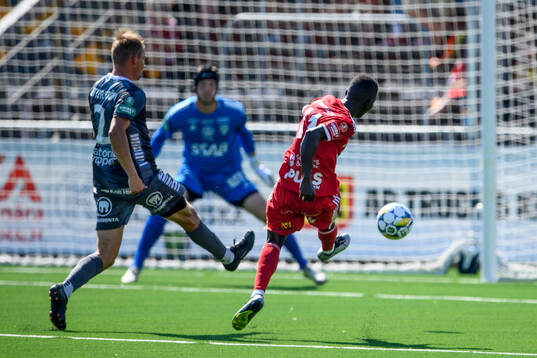 Brages Christopher Redenstrand och Skövde AIKs Mamadou
