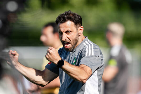 Skövde AIKs tränare Charbel Abraham jublar