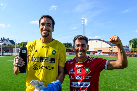 Skövde AIKs målvakt Adrian Zendejas och Marcus Mikhail jublar