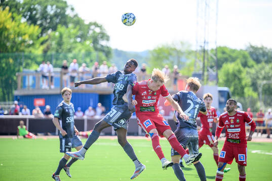 Brages Samouil Izountouemoi och Skövde AIKs Emil Skillermo