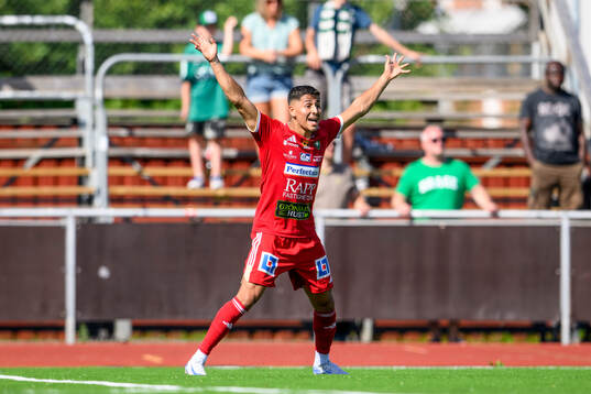 Skövde AIKs Marcus Mikhail reagerar