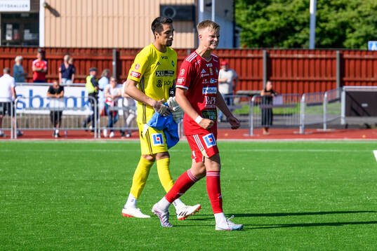 Skövde AIKs målvakt Adrian Zendejas och Edvin Tellgren jublar