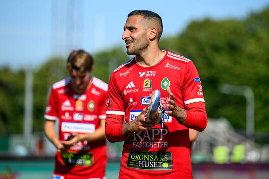 Skövde AIKs  Sargon Abraham jublar