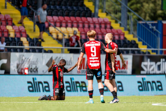 Östersunds Chrisnovic Isemoli N'sa jublar