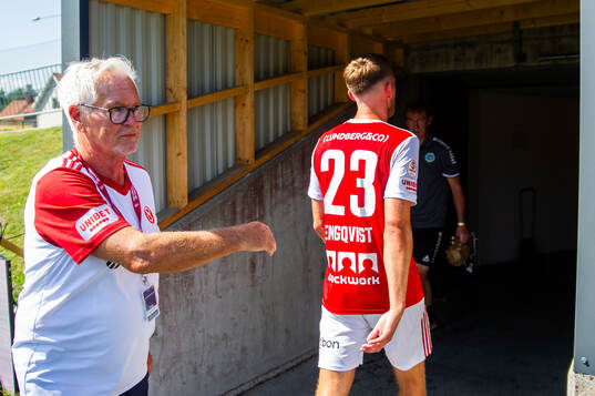 Sandvikens IFs Emil Engqvist lämnar planen