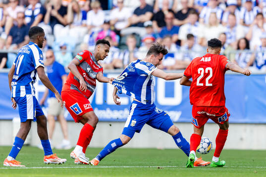 IFK Göteborgs Anders Trondsen i en kamp mot Västerås