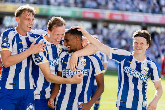 IFK Göteborgs Paulos Abraham jublar med Adam Carlén, Laurs Skjellerup  och Kolbeinn Thordarson efter 1-0