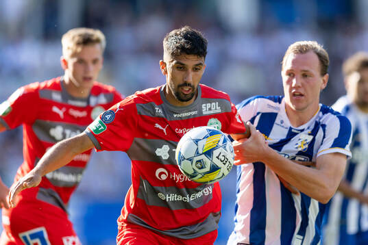 Västerås Elyas Bouzaiene och IFK Göteborgs Adam Carlén