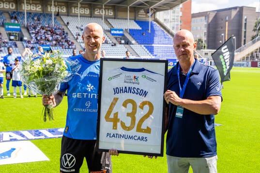 Halmstads Andreas Johansson uppmärksammas av IFK Norrköpings sportchef Tony Martinsson