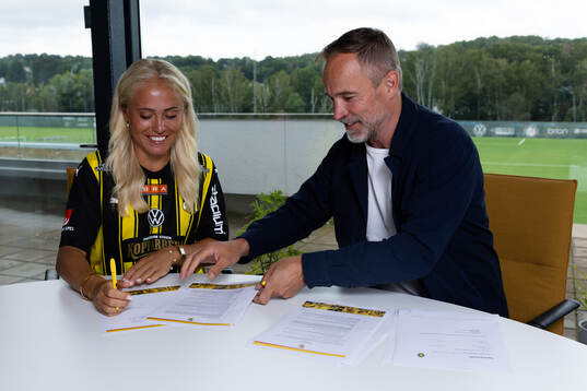 Häckens nyförvärv Alva Selerud skriver på kontrakt ihop med Häckens fotbollsansvarige för dam elit Christian Lundström den 22 juli 2024 i Göteborg. 
