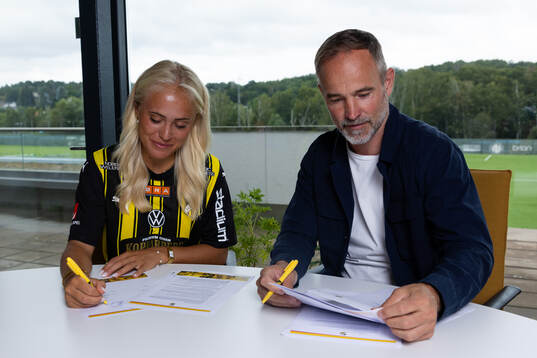 Häckens nyförvärv Alva Selerud skriver på kontrakt ihop med Häckens fotbollsansvarige för dam elit Christian Lundström den 22 juli 2024 i Göteborg. 