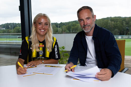 Häckens nyförvärv Alva Selerud skriver på kontrakt ihop med Häckens fotbollsansvarige för dam elit Christian Lundström den 22 juli 2024 i Göteborg. 