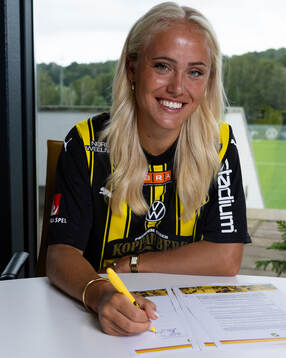 Häckens nyförvärv Alva Selerud skriver på kontrakt ihop med Häckens fotbollsansvarige för dam elit Christian Lundström den 22 juli 2024 i Göteborg. 