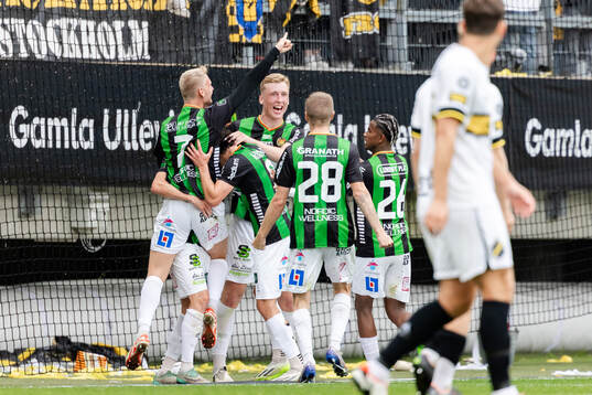 GAIS spelare jublar efter 1-0 av Axel Norén