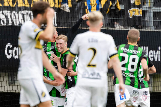 GAIS Filip Beckman  jublar efter 1-0 av Axel Norén