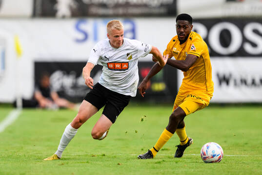 Axel Lindahl of Häcken and Bruno Frere of Diddeleng