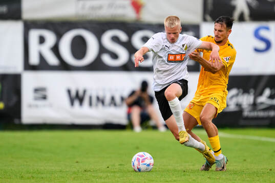 Axel Lindahl of Häcken and Yannick Schaus of Diddeleng