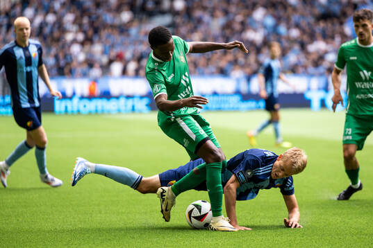 Issa Bah of FC Progres Niederkorn and Oskar Fallenius of