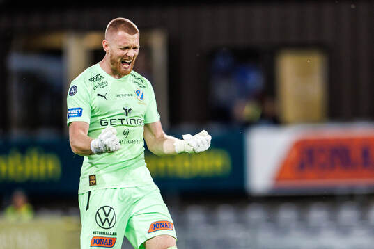 Halmstads målvakt Tim Erlandsson jublar