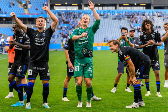 Sirius Henrik Castegren och målvakt Jakob Tånnander jublar samtidigt som Daniel Stensson har ont