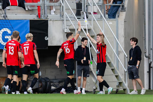 Brommapojkarnas Adam Skanning Jakobsen jublar efter 2-4