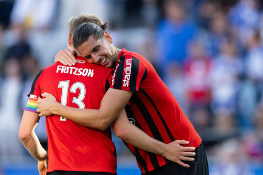 Brommapojkarnas Ludvig Fritzson jublar ihop med Nikola Vasic