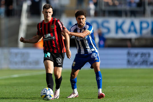 Brommapojkarnas Adam Skanning Jakobsen och IFK Göteborgs Thomas Santos