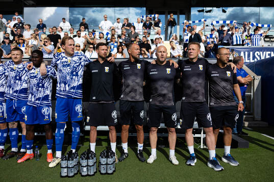 IFK Göteborgs spelare och ledare innan fotbollsmatchen i Allsvenskan mellan IFK Göteborg och Brommapojkarna den 27 juli 2024 i Göteborg. 