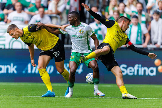 Mjällbys Arvid Brorsson och Jesper Gustavsson och Hammarbys Bouzomana Toure