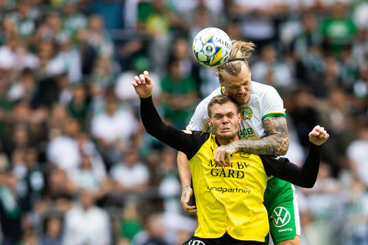 Mjällbys Jacob Bergström i en nickduell med Hammarbys Victor Eriksson
