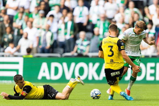 Mjällbys Jesper Gustavsson och Arvid Brorsson försvarar