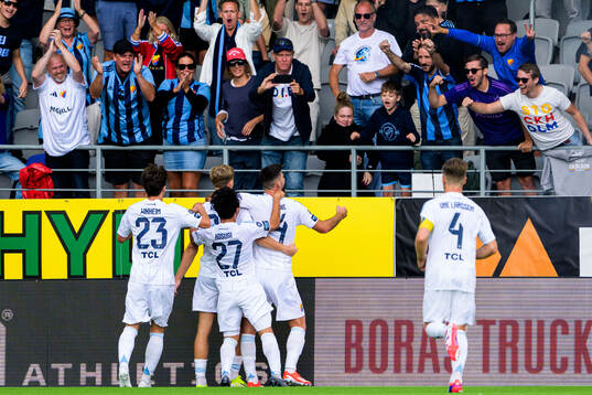Djurgårdens spelare efter 0-1 av Patric Åslund