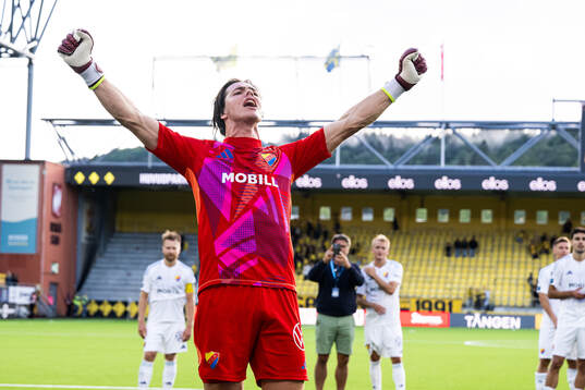 Djurgårdens målvakt Jacob Widell Zetterström jublar