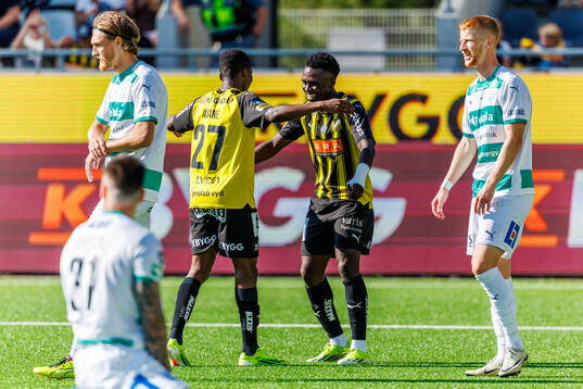 Häckens Akoua Romeo Amane och Zeidane Inoussa jublar efter 2-0