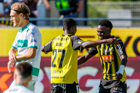 Häckens Akoua Romeo Amane och Zeidane Inoussa jublar efter 2-0
